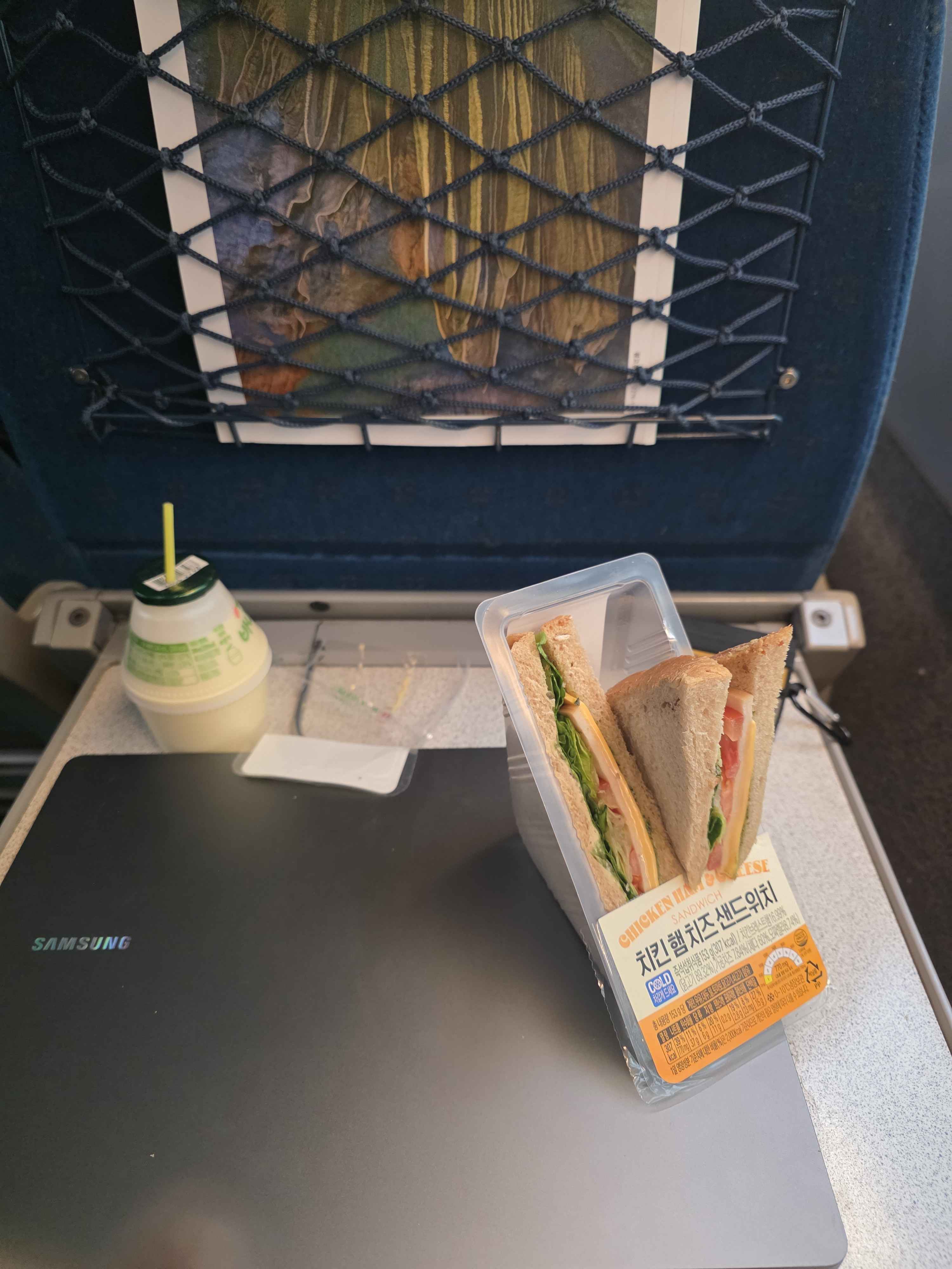 KTX 좌석 위 샌드위치와 바나나우유